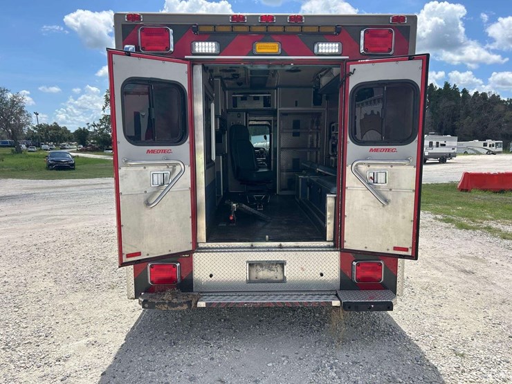 2009-freightliner-m2-106-medtec-ambulance-image-32
