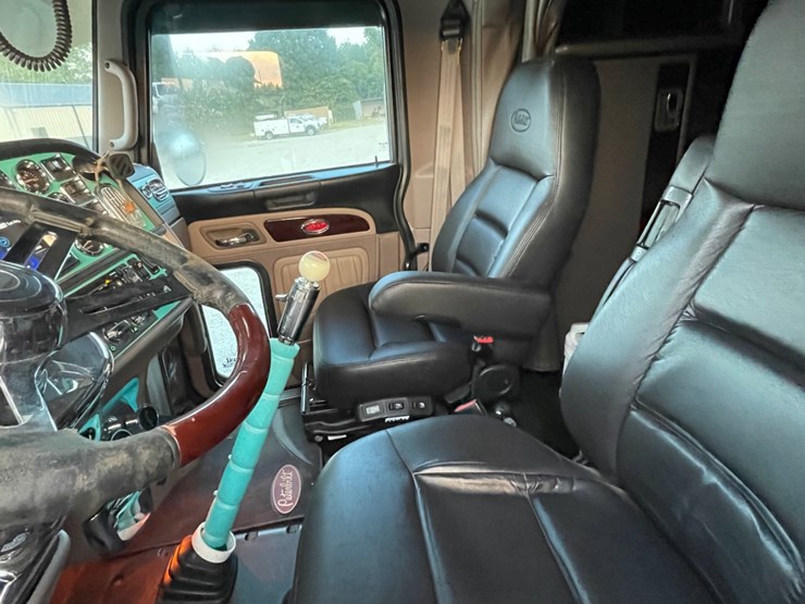 2022-peterbilt-389-image-14