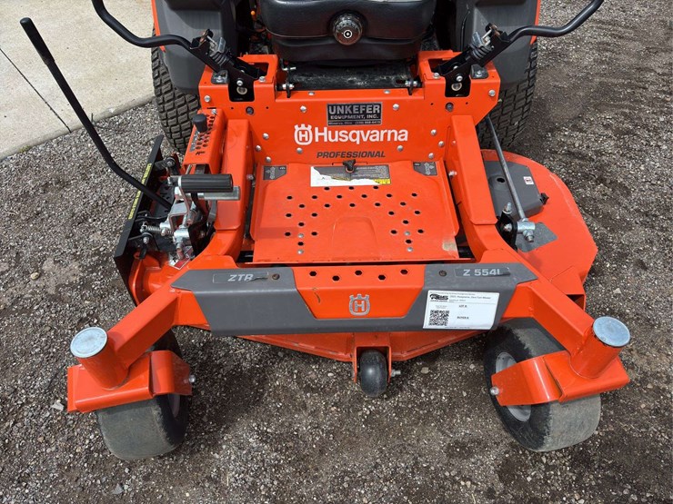 2022-husqvarna-zero-turn-mower-image-16