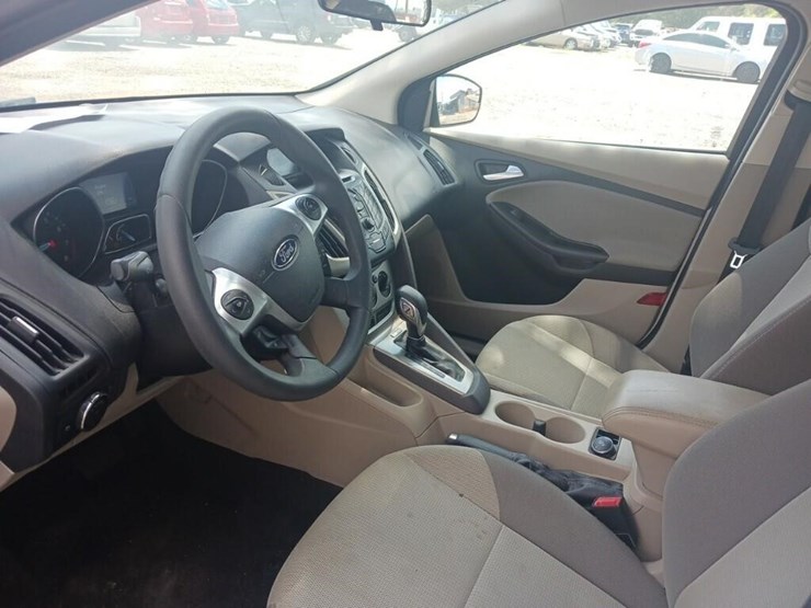 2013-ford-focus-runs/moves-se-image-5