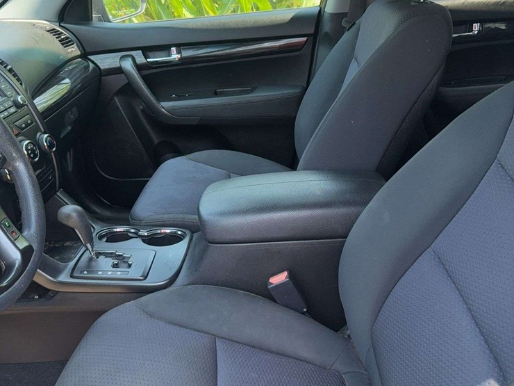 2011-kia-sorento-image-8