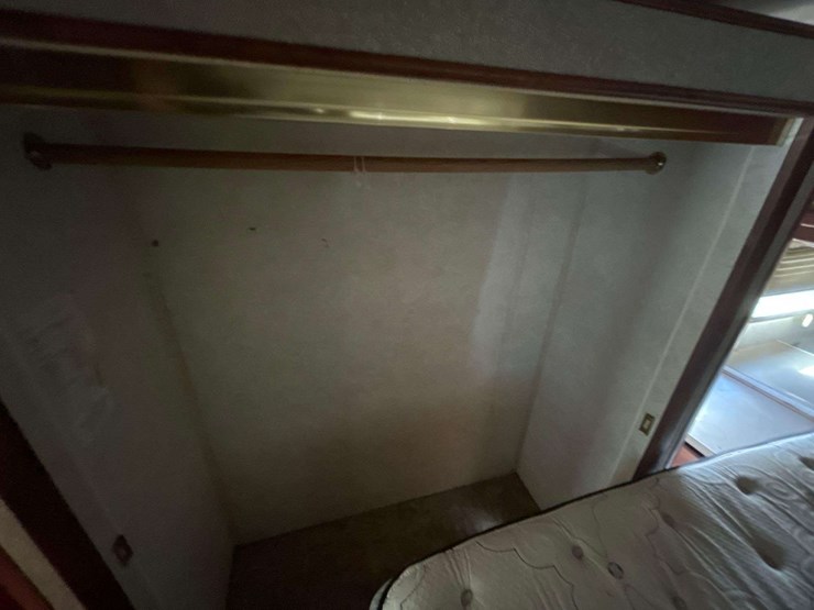 2002-fleetwood-expedition-36ft-motorhome-image-17