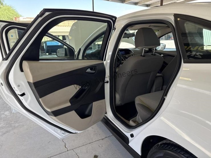2012-ford-focus-se-sdn-image-24