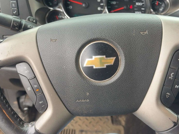 2011-chevrolet-silverado-image-28