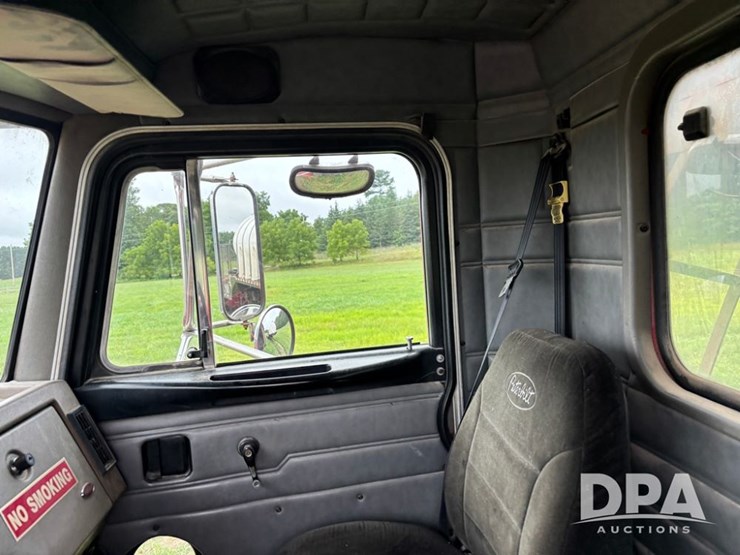2002-peterbilt-330-image-59