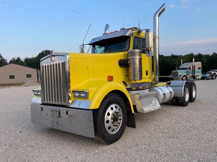 2007-kenworth-w900l-image-1
