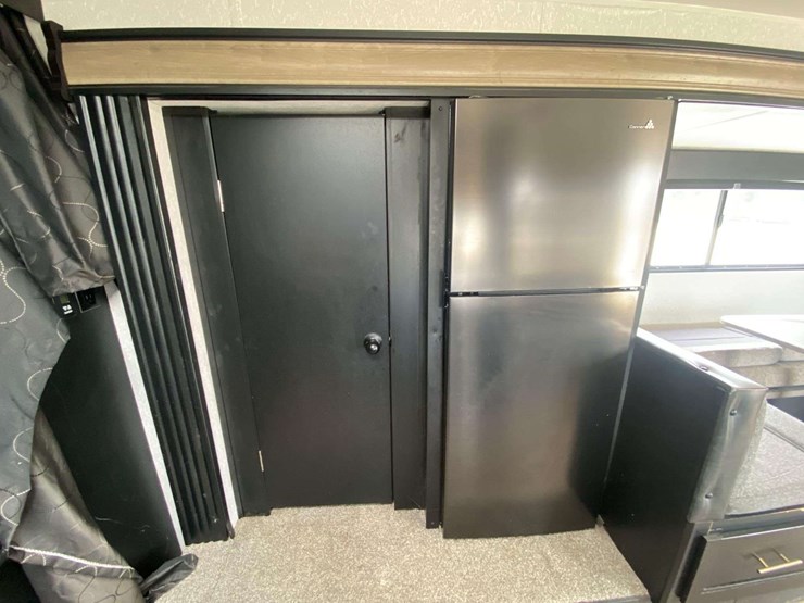 2022-forest-river-cherokee-grey-wolf-26brb-patriotic-edition-32ft.-t/a-travel-trailer-image-12