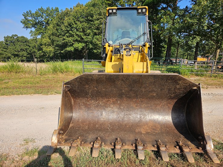 2014-caterpillar-953d-image-32