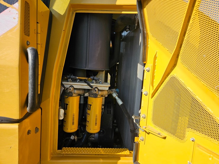 2014-caterpillar-953d-image-34
