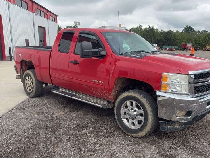 2011-chevrolet-silverado-image-2