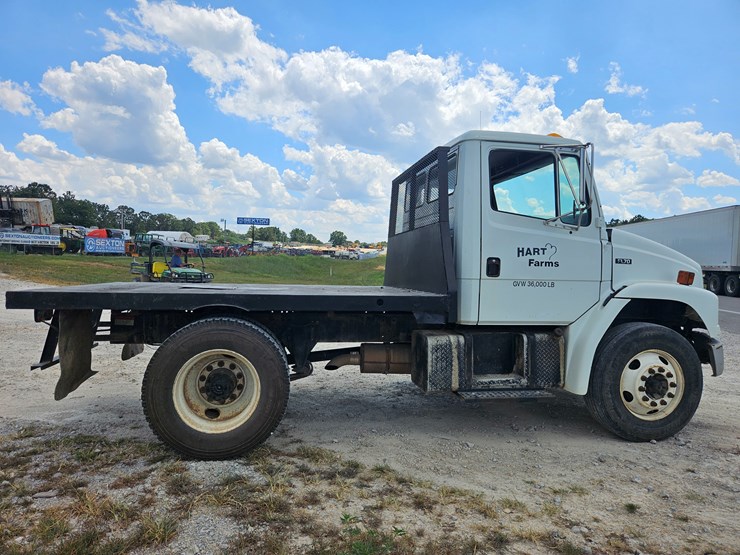 2002-freightliner-fl70-image-17