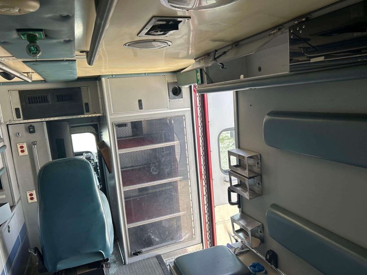 2009-freightliner-m2-106-medtec-ambulance-image-29