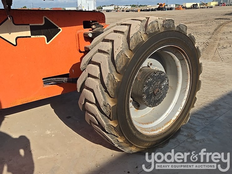2017-jlg-800s-image-15