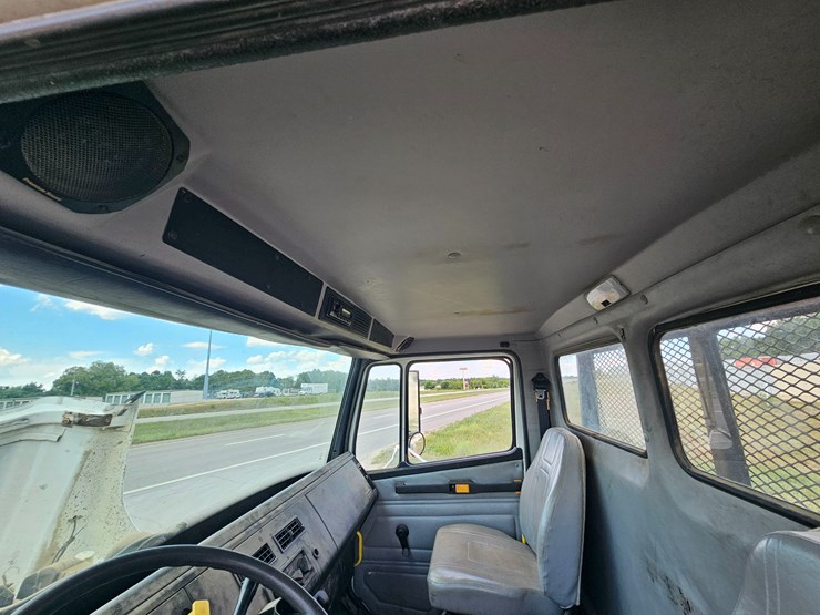 2002-freightliner-fl70-image-48