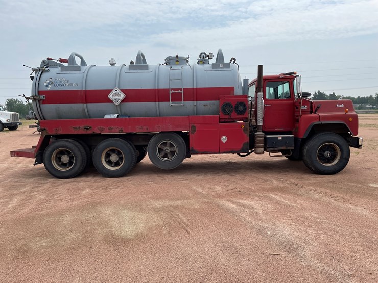 #4728-•-1995-mack-tri-axle-water-tank-truck-(has-wi-title)-image-7