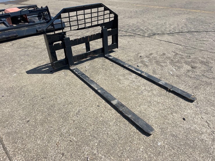 giyi-skidloader-pallet-forks-image-1