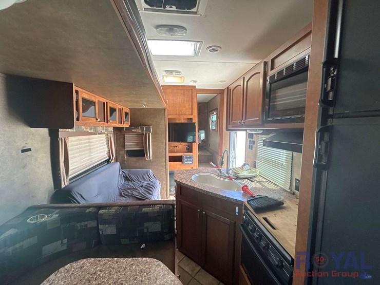 2015-revere-shasta-27db-5th-wheel-travel-trailer-image-18