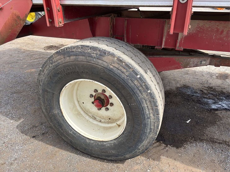 h&s-hd-twin-auger-18'-forage-wagon-image-11