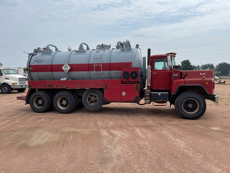 #4728-•-1995-mack-tri-axle-water-tank-truck-(has-wi-title)-image-6