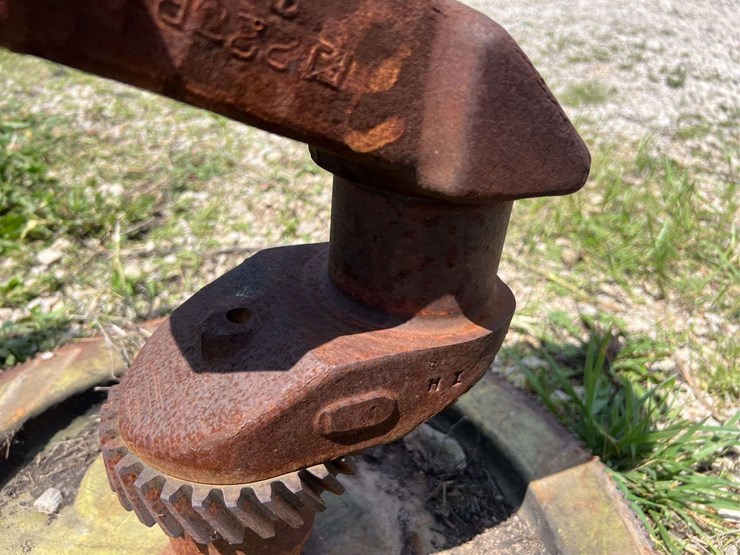 john-deere-model-g-flywheel-and-crankshaft-image-4