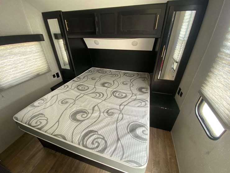 2022-forest-river-cherokee-grey-wolf-26brb-patriotic-edition-32ft.-t/a-travel-trailer-image-26
