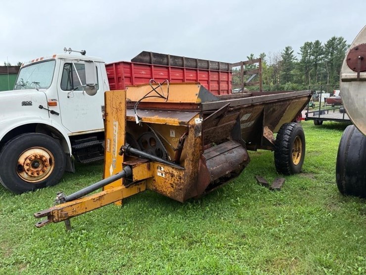 kuhn-knight-7112-slinger-manure-spreader-image-1