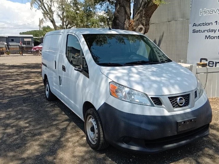 2015-nissan-nv200-image-2