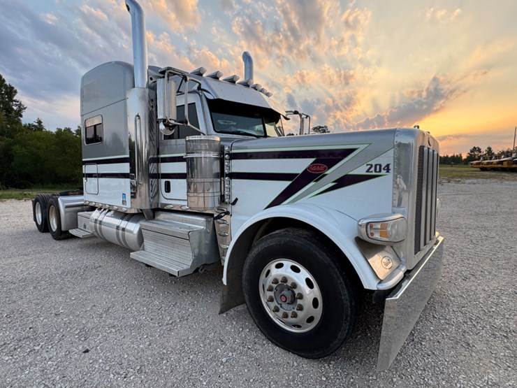 peterbilt-389-image-3