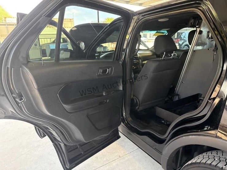 2016-ford-explorer-image-24