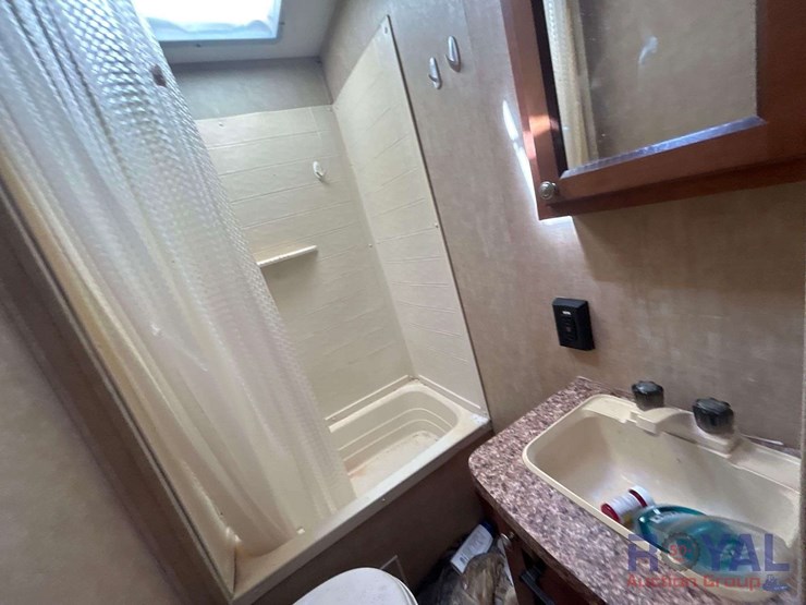 2015-revere-shasta-27db-5th-wheel-travel-trailer-image-17