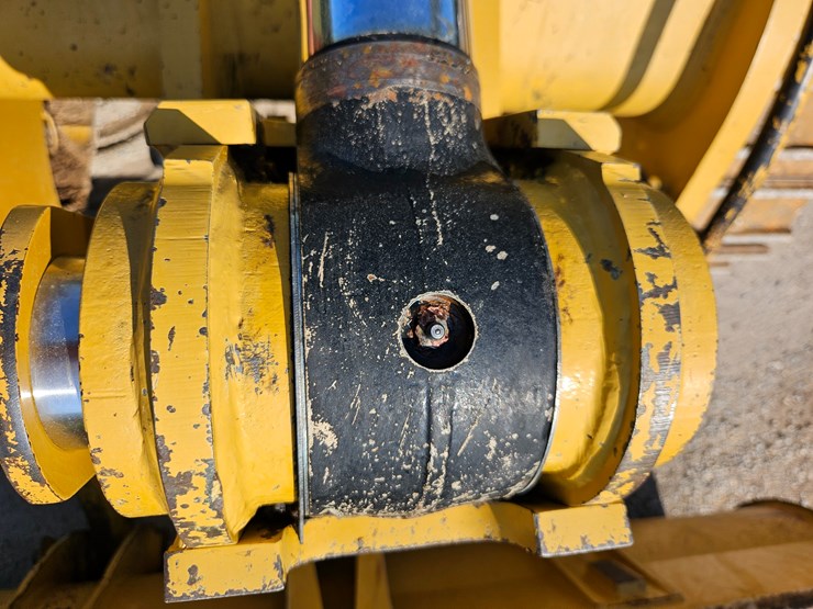 2014-caterpillar-953d-image-114