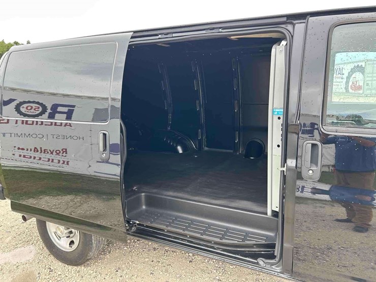 2023-chevrolet-express-2500-image-16