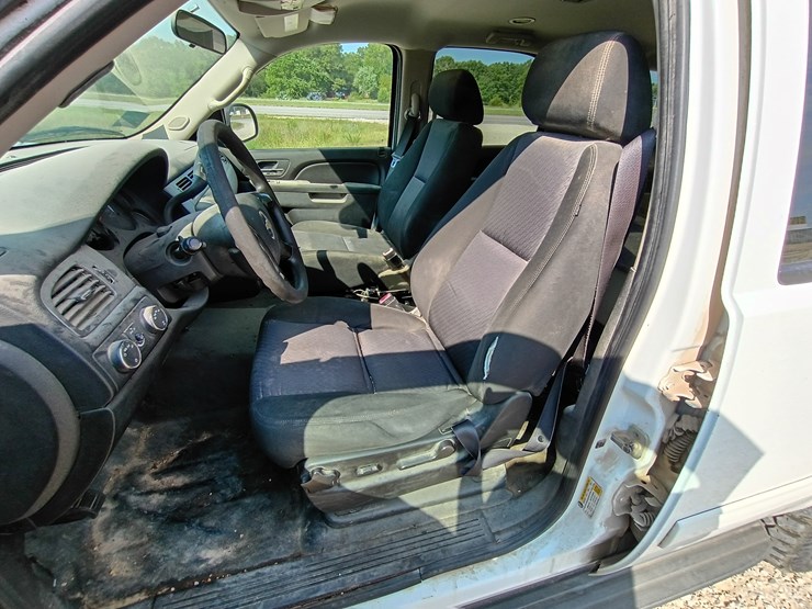 2010-chevrolet-tahoe-image-25