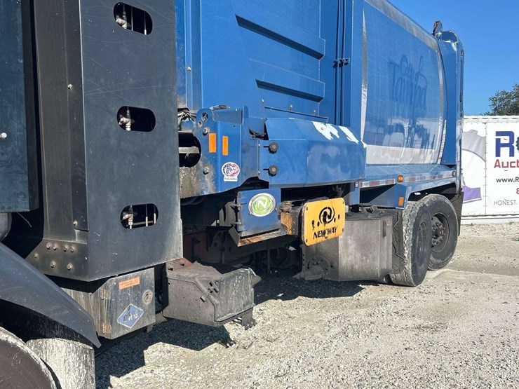 garbage-truck-image-6