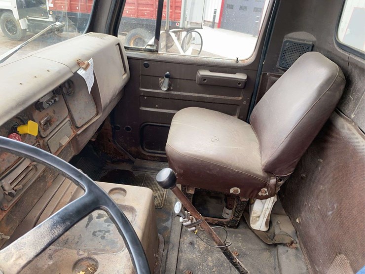 1988-international-dry-fertilizer-truck-image-37