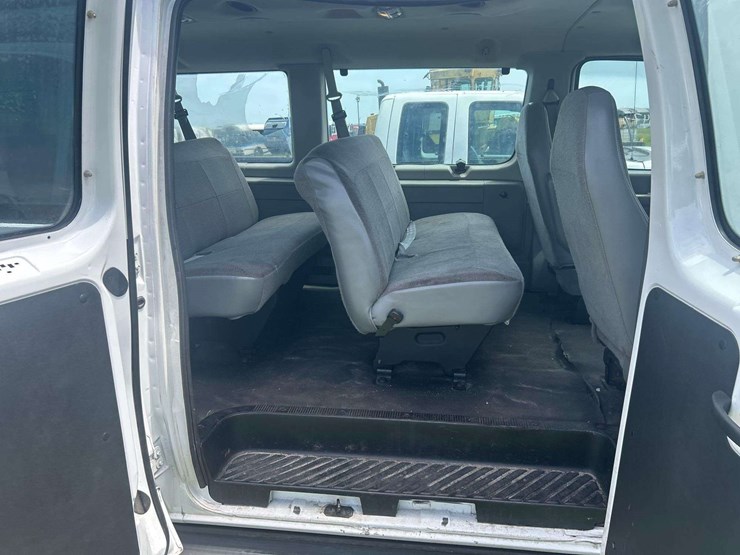 2004-ford-e350-image-15