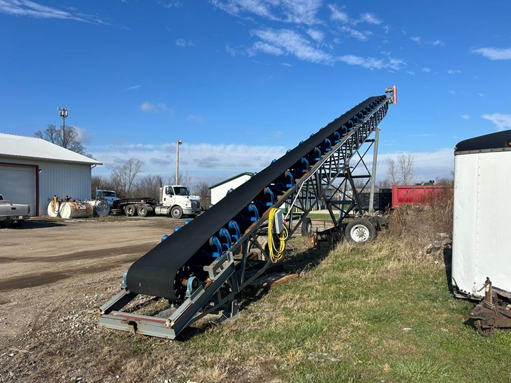#115-•-2021-earthworm-st80-wheeled-radial-stacker-image-3