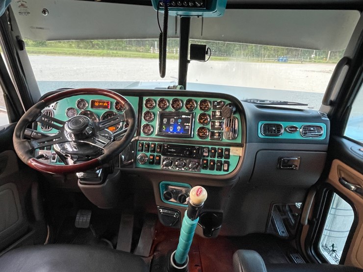 2022-peterbilt-389-image-11