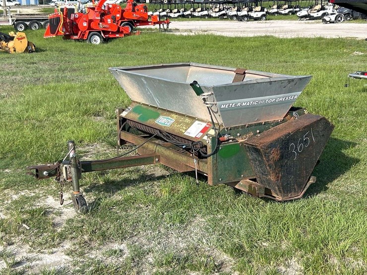 turfco-mete-r-matic-iii-pull-behind-top-dresser-image-1