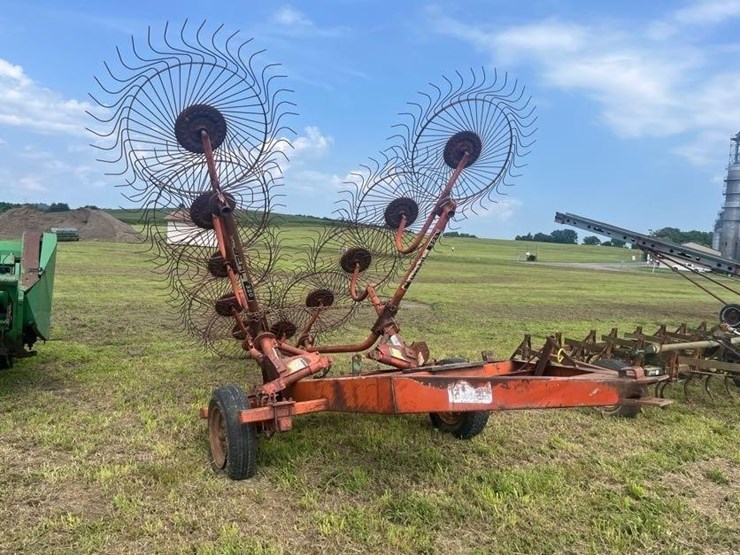 gehl-10-wheel-rake-image-2