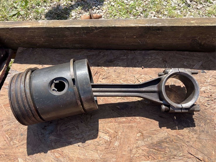 john-deere-model-g-pistons,-rods,-and-camshaft-image-8