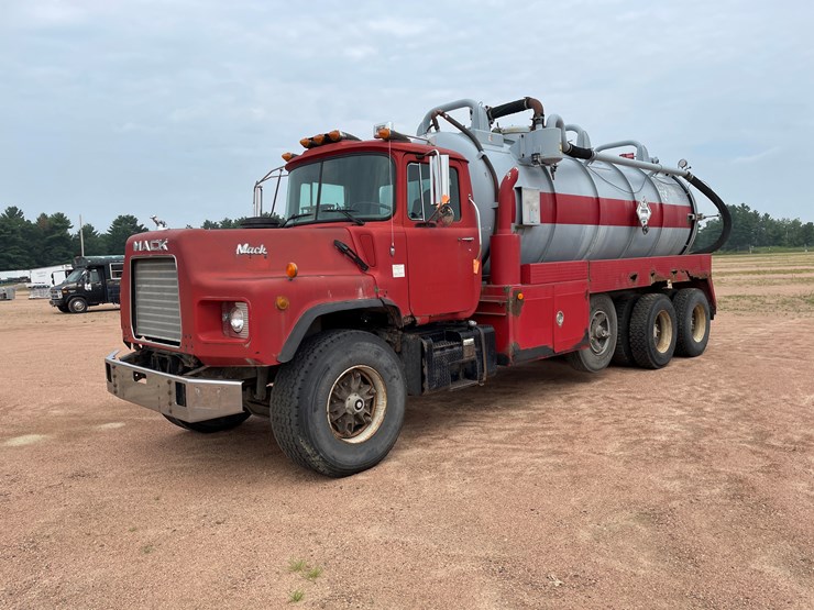 #4728-•-1995-mack-tri-axle-water-tank-truck-(has-wi-title)-image-1