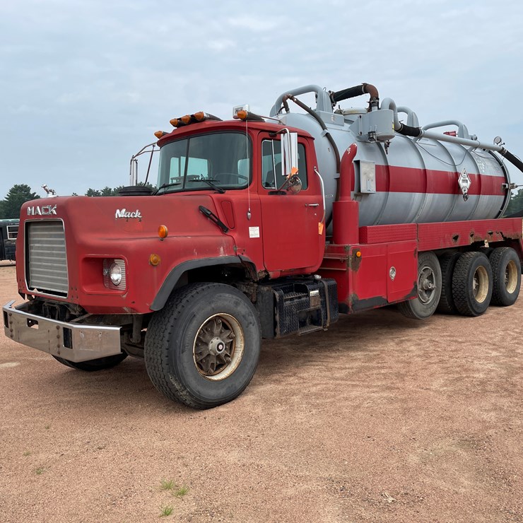 #4728 • 1995 Mack Tri-Axle Water Tank Truck (Has WI Title)
