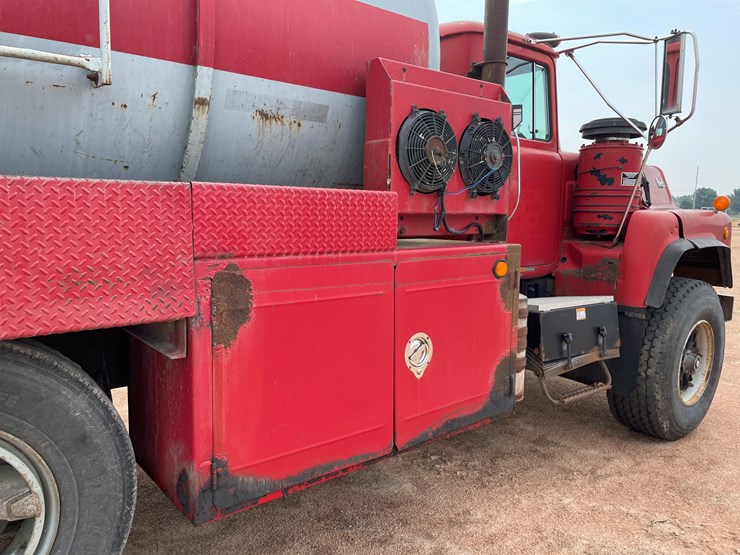 #4728-•-1995-mack-tri-axle-water-tank-truck-(has-wi-title)-image-52