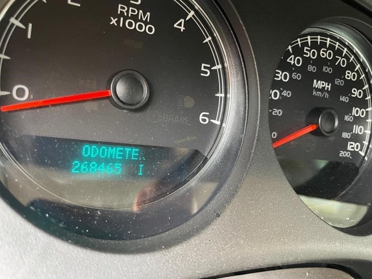 2011-chevrolet-suburban-image-15
