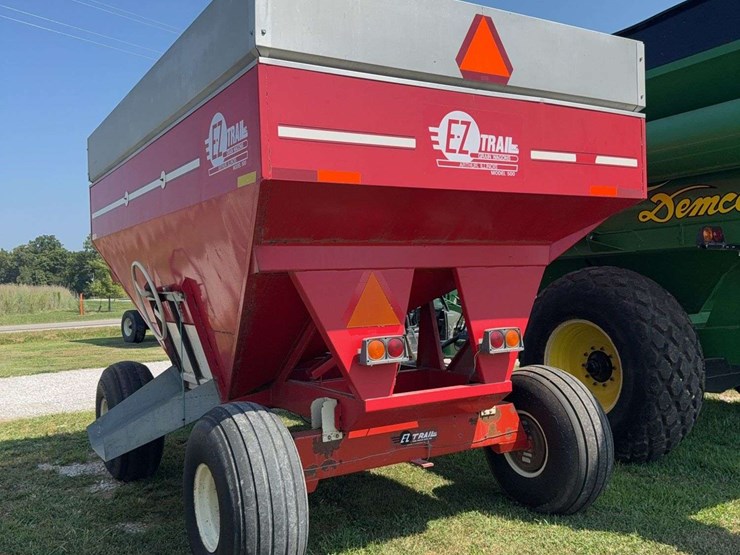 e-z-trail-model-500-gravity-wagon,-surge-brakes,-left-hand-unload-image-7