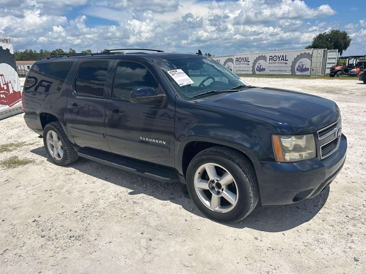 2008-chevrolet-suburban-image-2