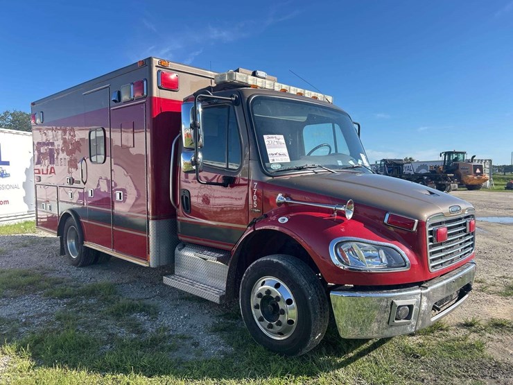 2009-freightliner-m2-106-medtec-ambulance-image-2