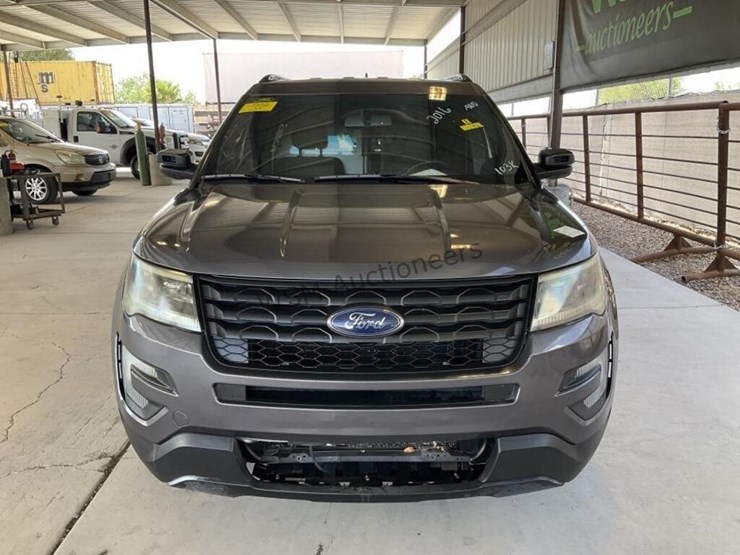 2016-ford-explorer-image-3