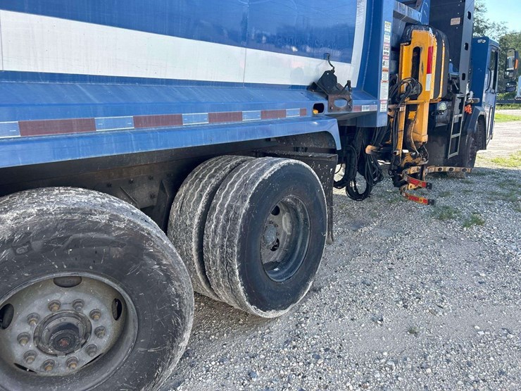 garbage-truck-image-10